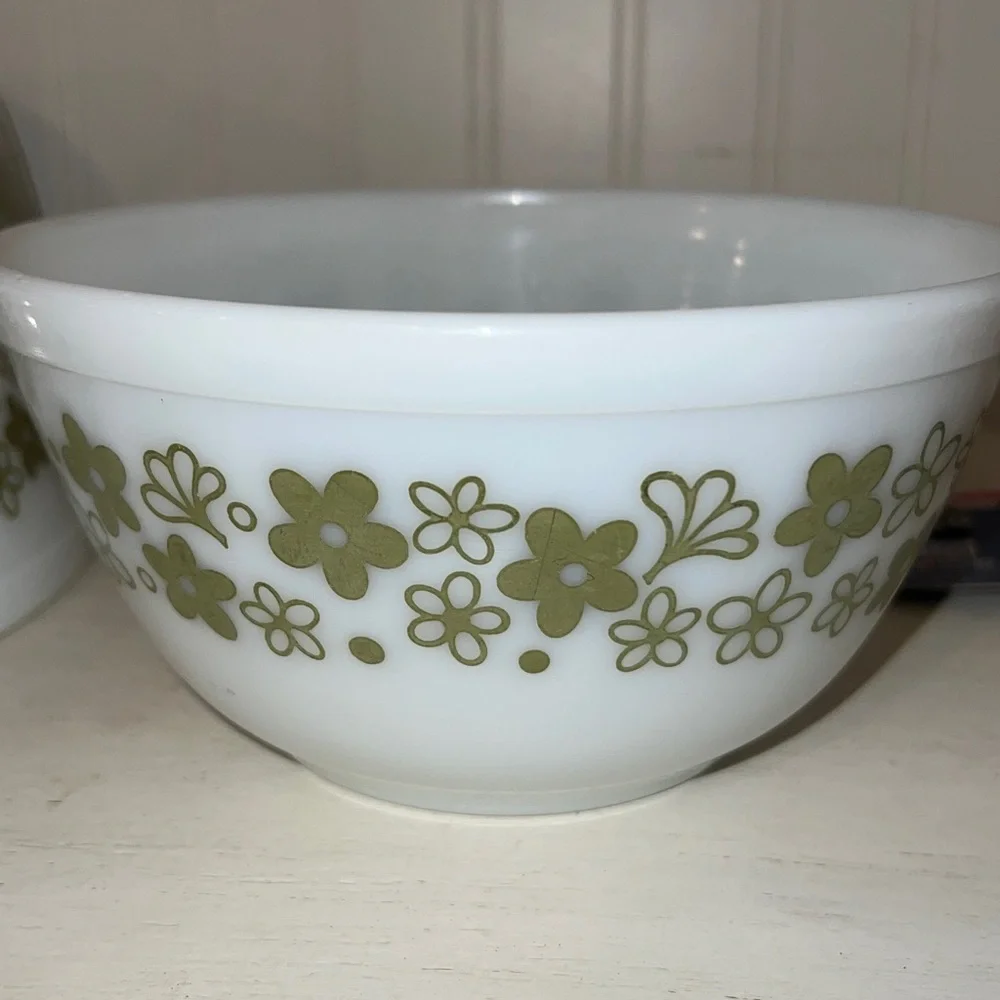 Pyrex Spring blossoms Crazy Daisy mixing bowl set 401 402 403 404